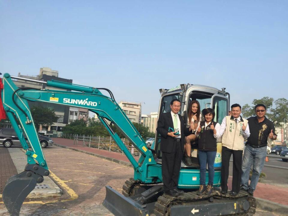嘉義市长大赞挖掘机环台义举