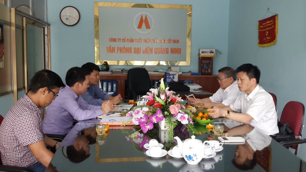 高级代表团访问越南