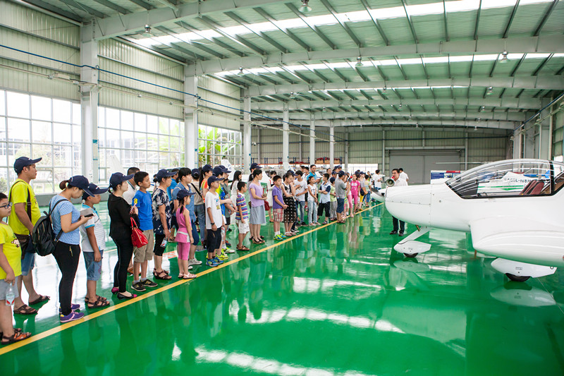 开挖机，坐游艇、飞机 开展员工家属开放日活动