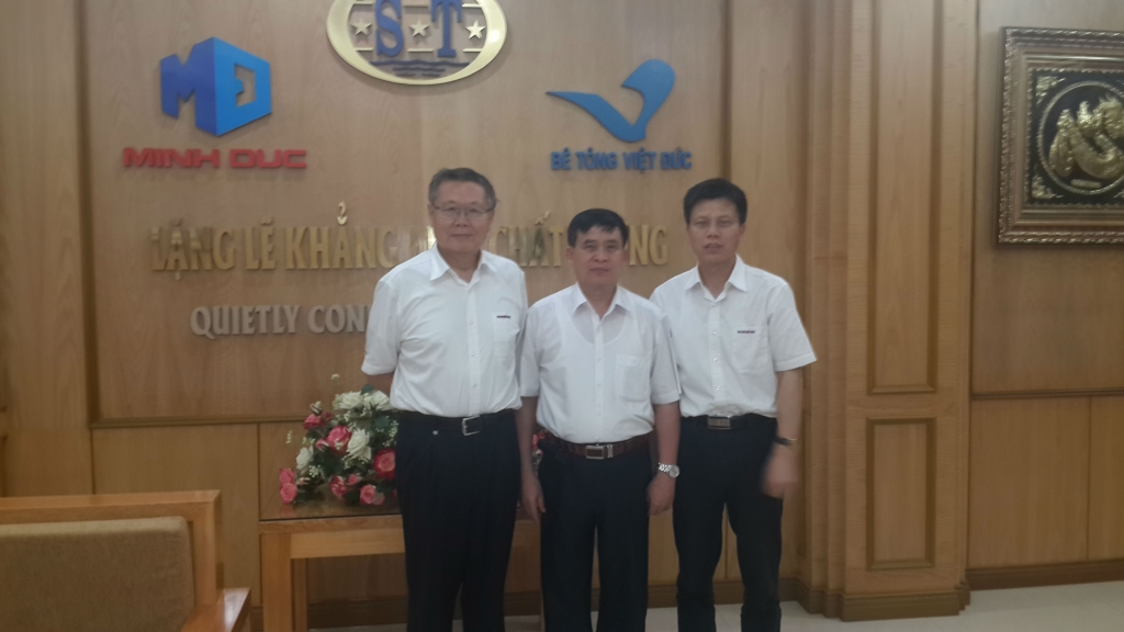 高级代表团访问越南