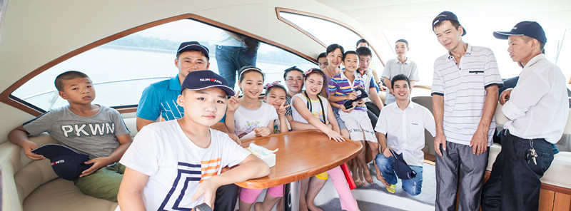 开挖机，坐游艇、飞机 开展员工家属开放日活动