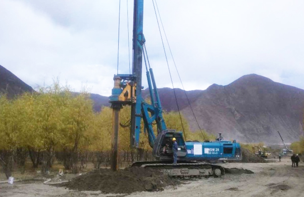 二十台旋挖钻机高原施工放异彩