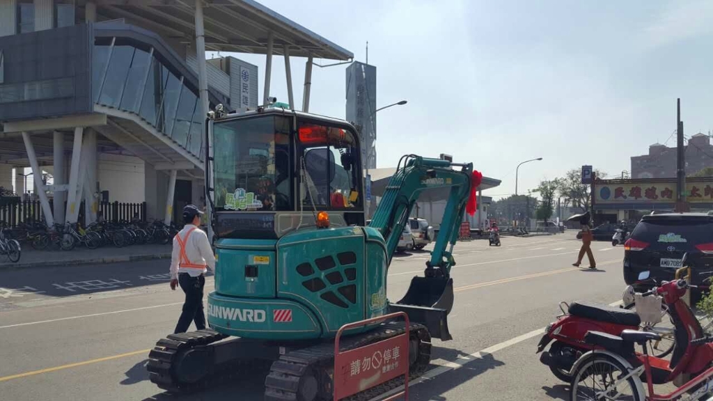 嘉義市长大赞挖掘机环台义举