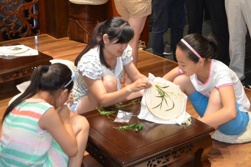 民盟支部活动彰显“针”功夫