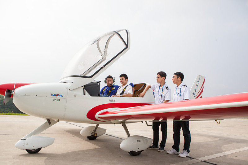 开挖机，坐游艇、飞机 开展员工家属开放日活动