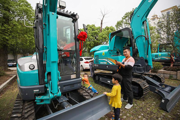 红四月，挖掘机促销会节节攀升