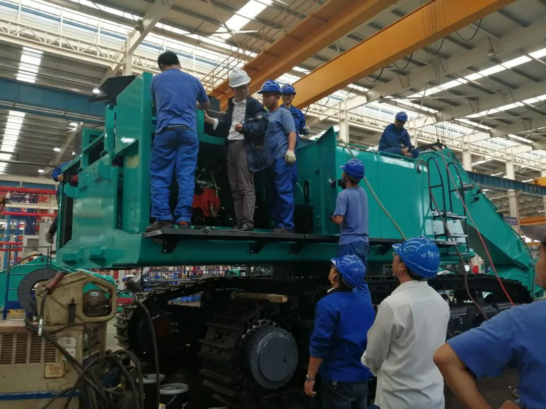 创新再出成果！超大型履带式液压挖掘机下线
