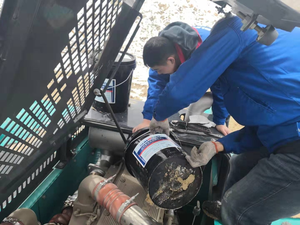 470挖机成功挑战世界屋脊