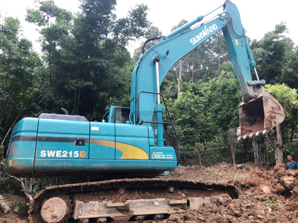 SWE 215E挖掘机是他的左膀右臂！