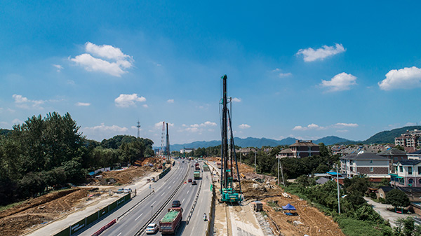 挖掘机，一台顶几台！