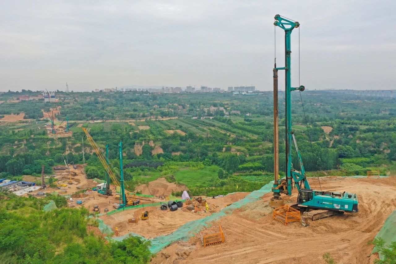 天堑施工，玉皇阁二号特大桥桩基主力军是旋挖钻机 | 百年风华筑锦绣山河（3）