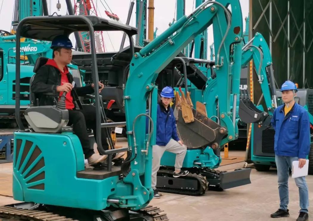 一起来“找茬”！10位“超级体验官”试驾最新“F系列”挖掘机