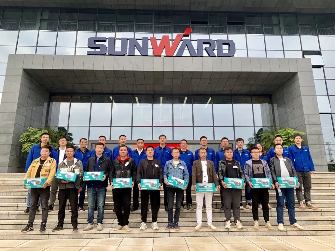 一起来“找茬”！10位“超级体验官”试驾最新“F系列”挖掘机