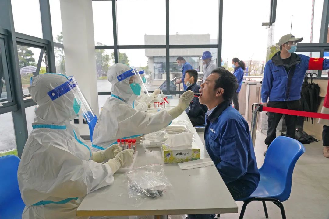 采样完成率近100%！第一时间开展全员核酸检测，保障安全生产