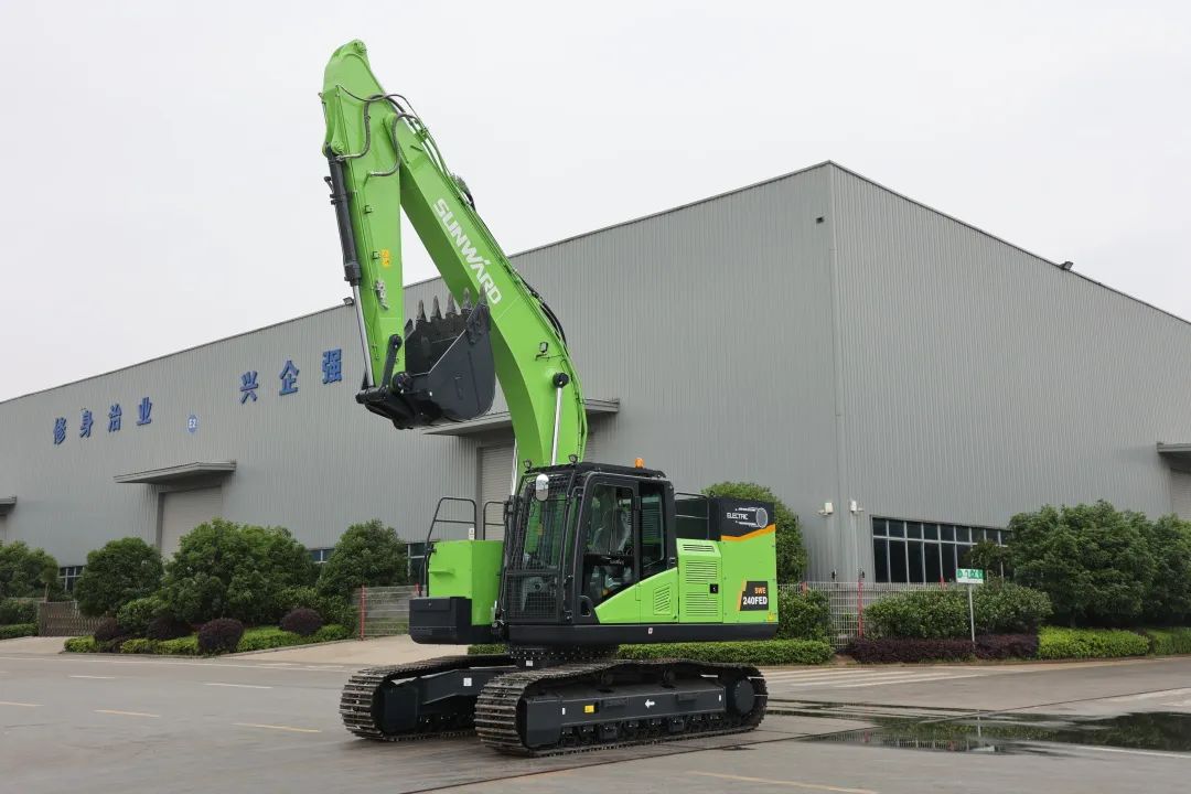 征战川藏铁路！新一代电动挖掘机成功交付