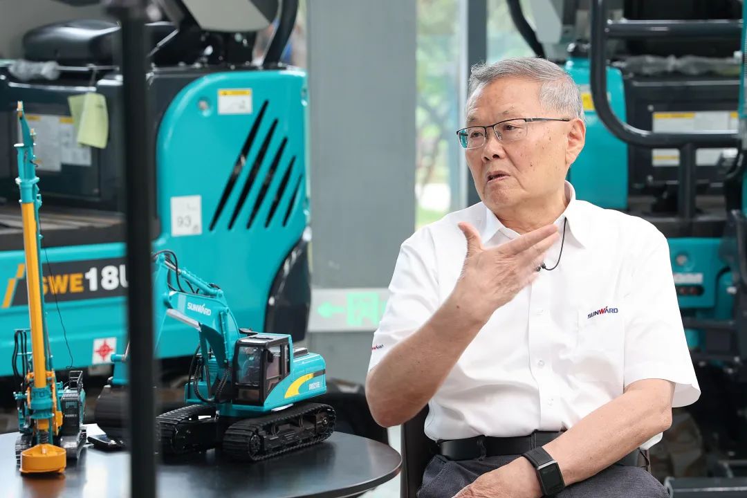 CGTN探厂！专访董事长、首席专家何清华花絮来了