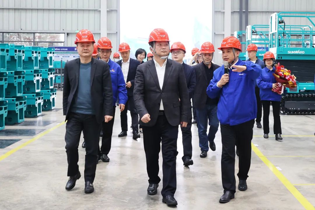 付旭明慰问市三八红旗手并督导安全生产工作