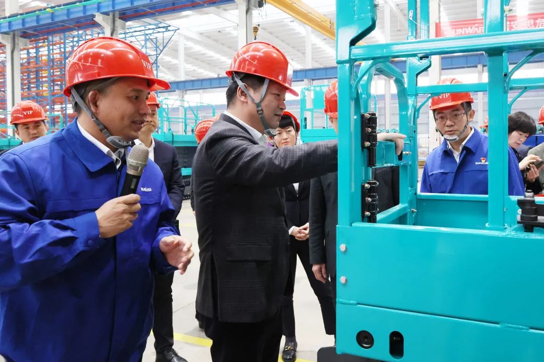 付旭明慰问市三八红旗手并督导安全生产工作