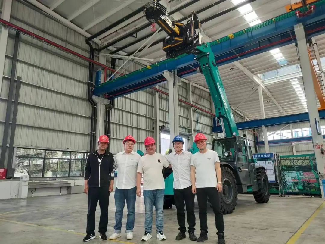 独家定制！油缸更换机器人顺利下线