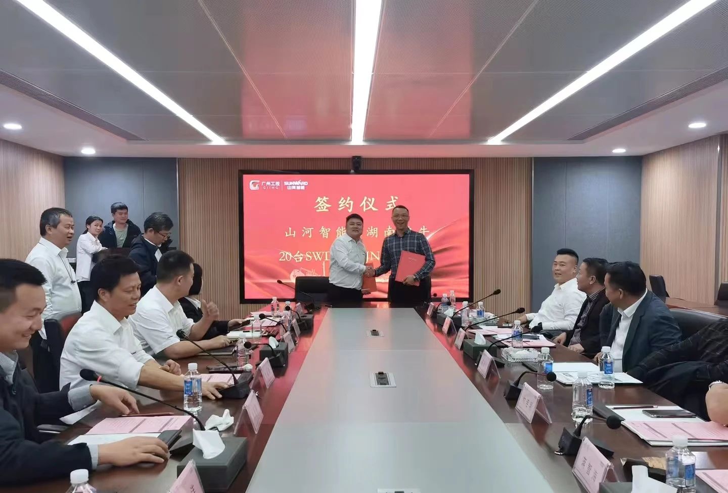 行业寒冬现暖阳！现场签购20台旋挖钻机，携手湖南骏牛助力国家电网项目建设