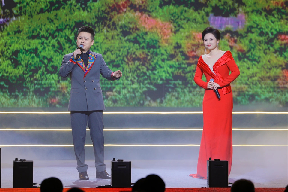 创新引领价值 理想成就未来——庆祝成立25周年表彰大会暨文艺晚会隆重举行