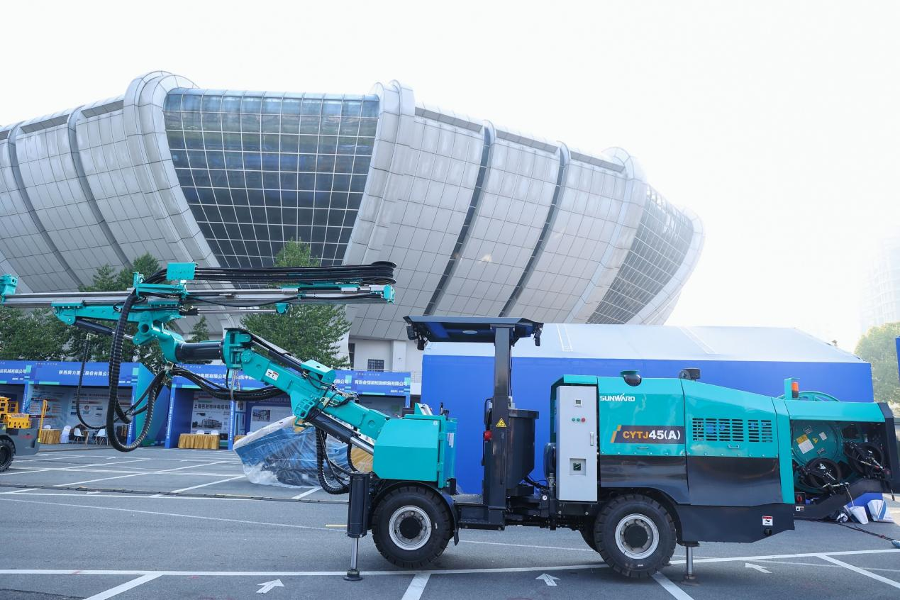 山河矿岩携井下掘进台车亮相苍南矿山井巷机械展