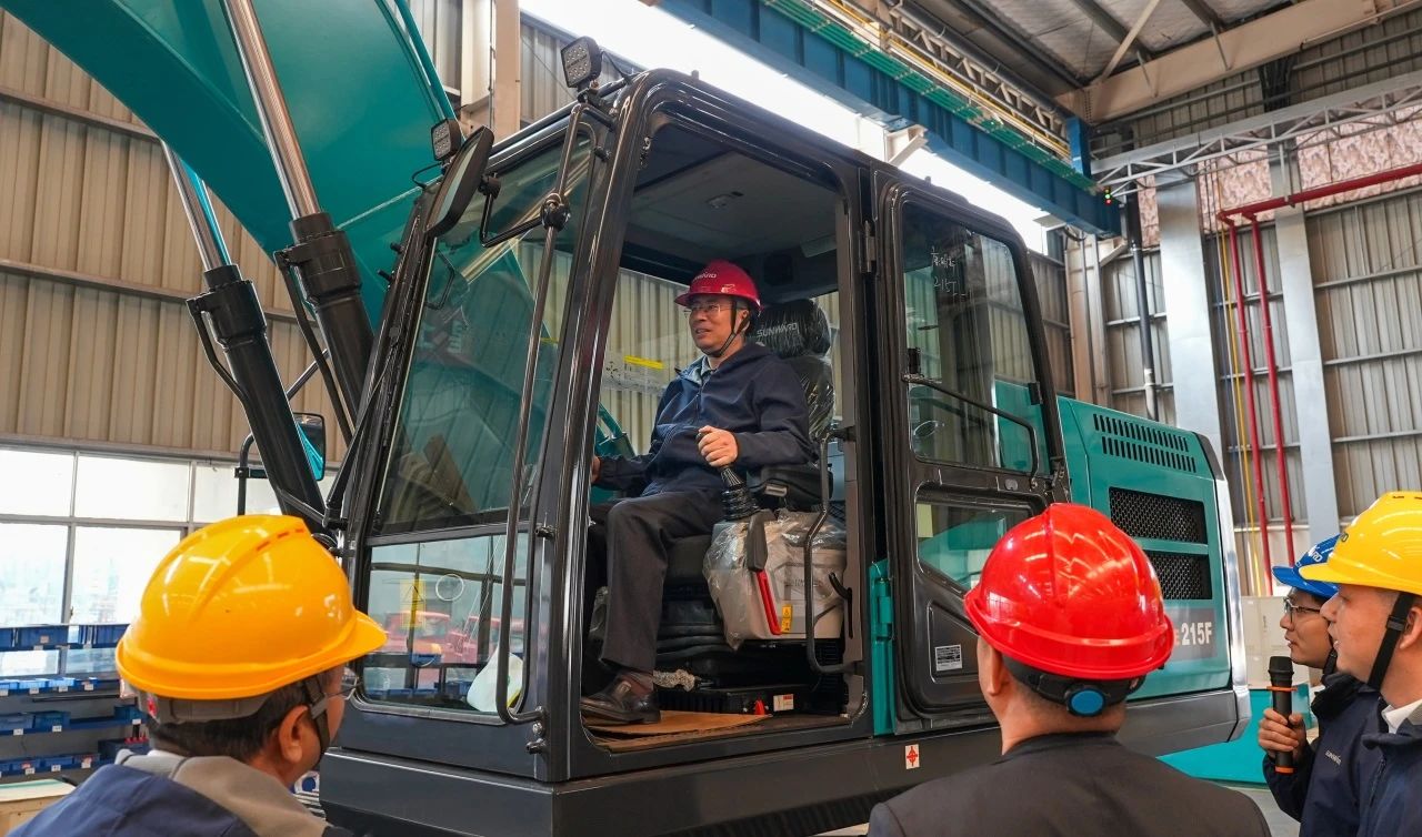 聚焦市场需求，三款精品工程液压挖掘机成功下线