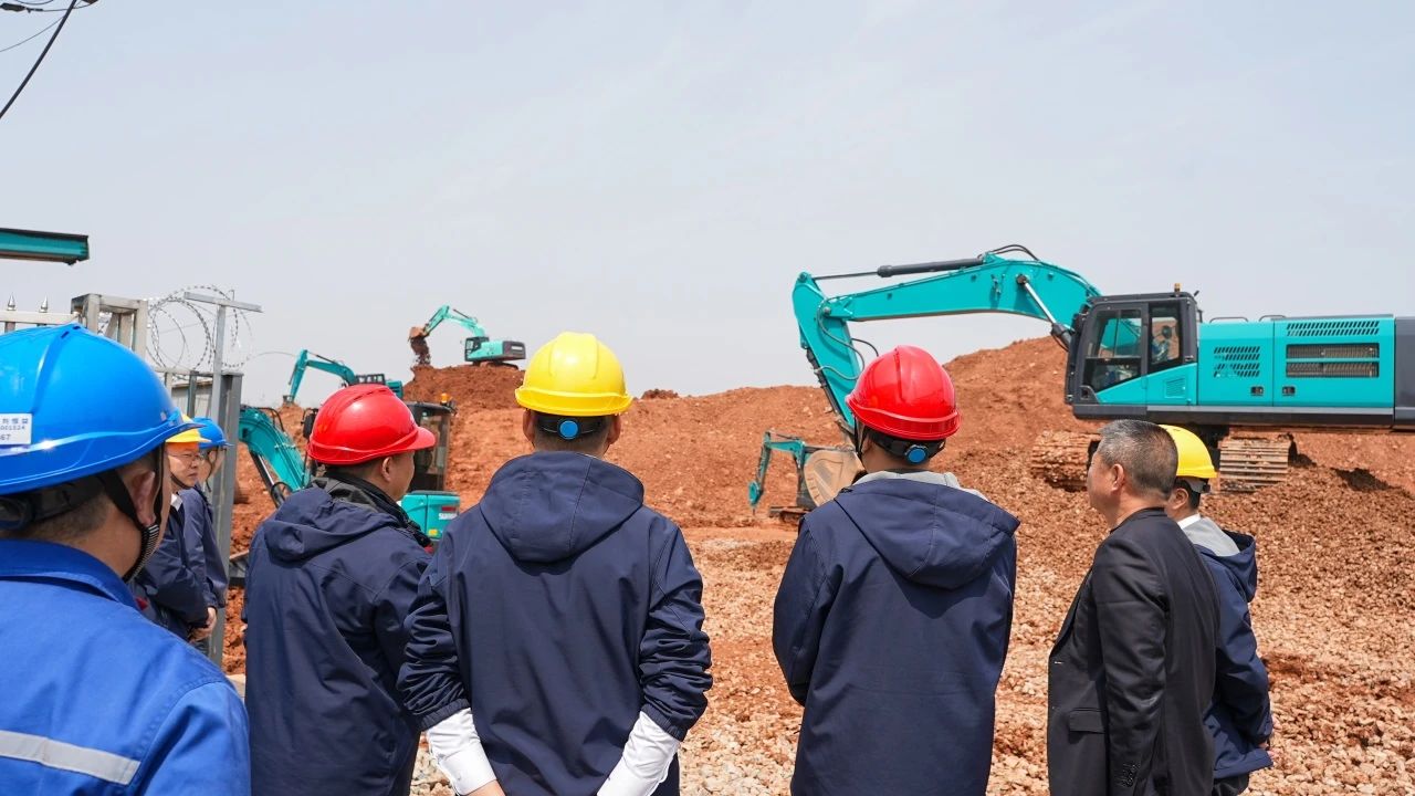 聚焦市场需求，三款精品工程液压挖掘机成功下线