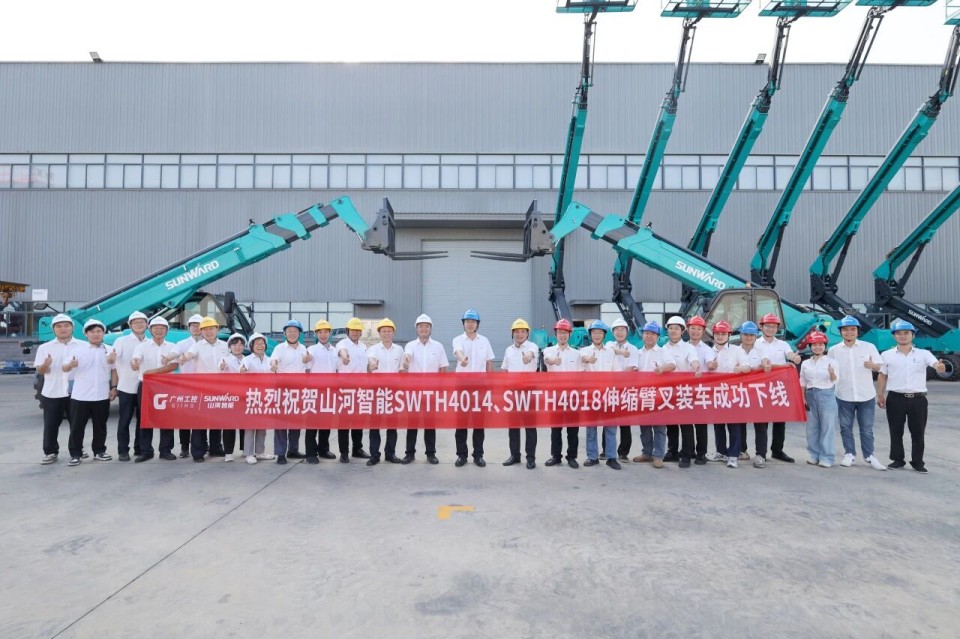 高端机型“双箭齐发”！两款伸缩臂叉装车成功下线