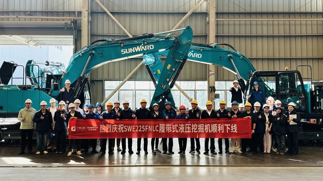 “双子星”闪耀！两款履带式液压挖掘机成功下线