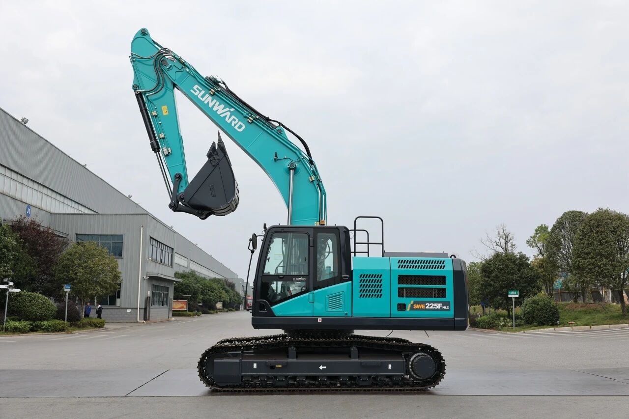 “双子星”闪耀！两款履带式液压挖掘机成功下线