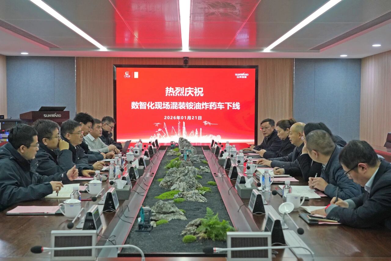 数智化现场混装铵油炸药车下线！与易普力携手共筑智能矿山新篇章