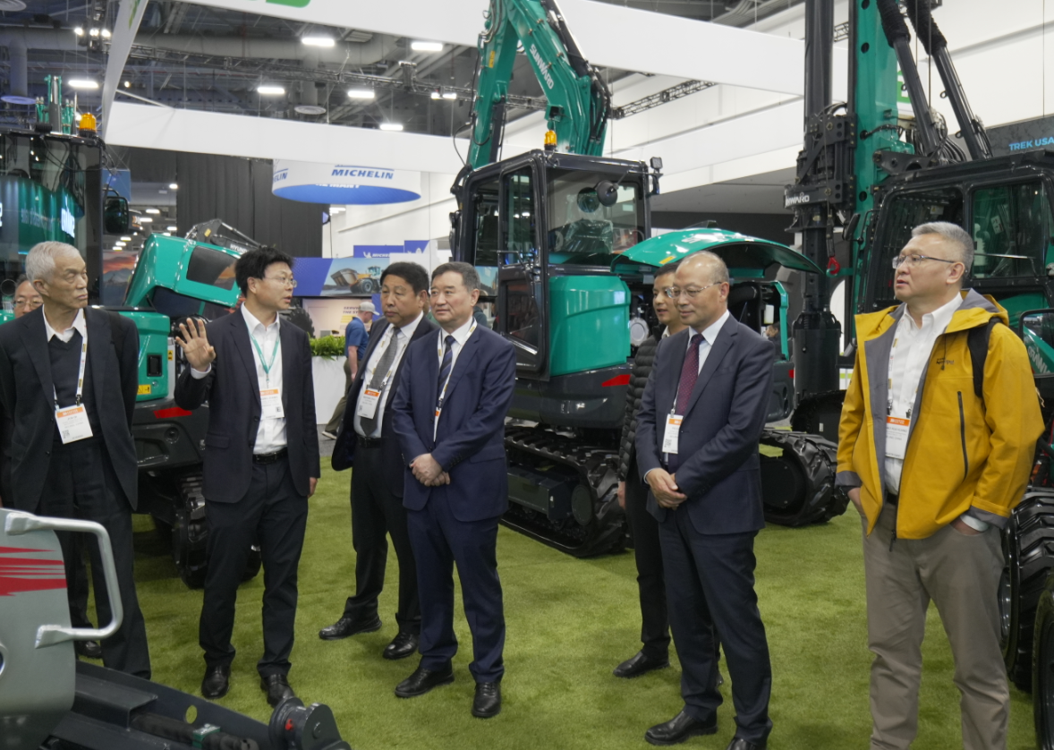 2026美国拉展 | 中国工程机械工业协会会长苏子孟一行到访展位