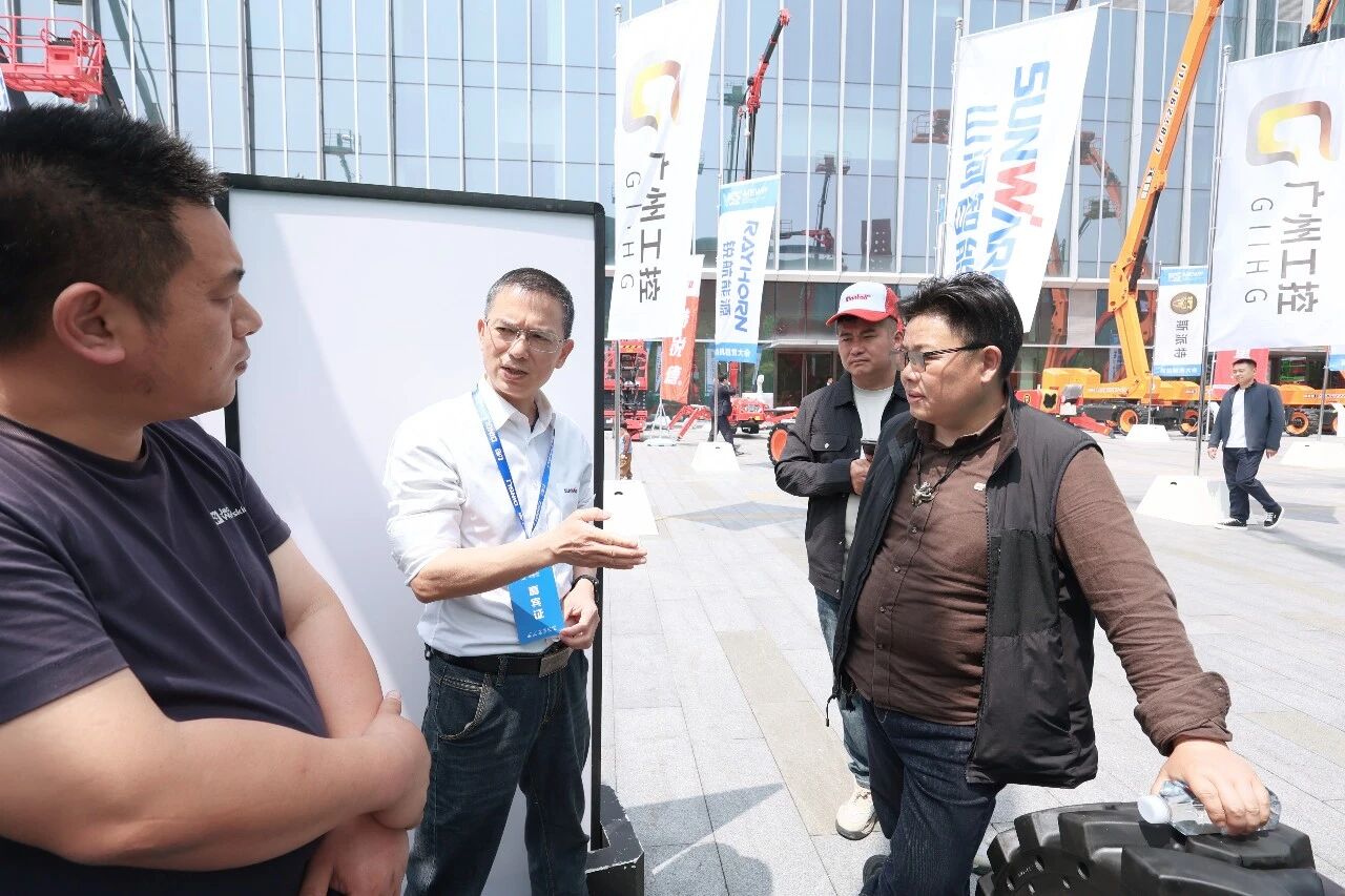 亮相第十届全国高空作业平台租赁大会