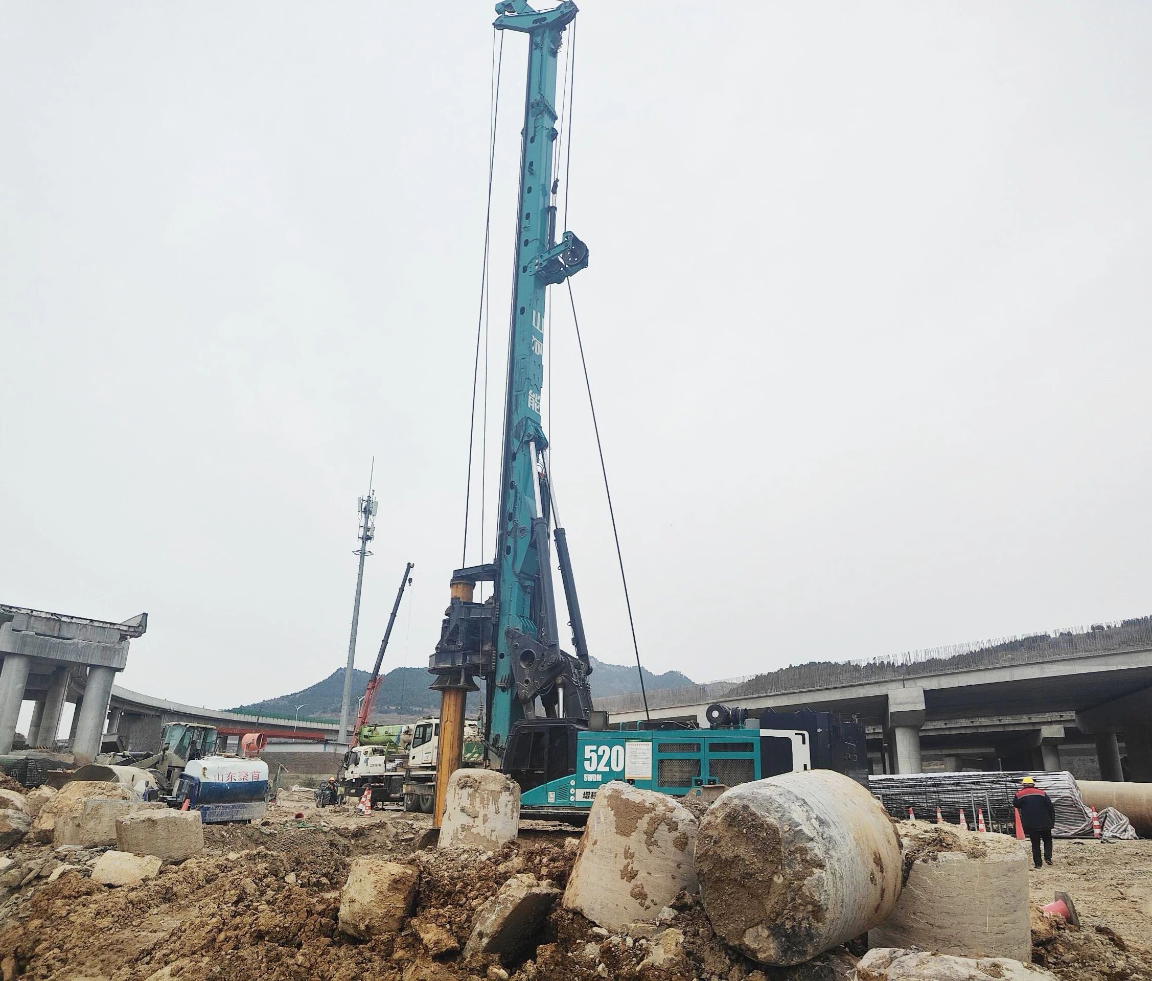 “亮剑”济南绕城改扩建项目，增程式电动旋挖钻机高效入岩受好评
